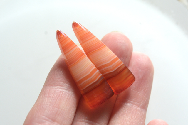 サードオニキス（紅縞瑪瑙）・ペア　穴あき【12】ルース・カボション（33×10.5mm）