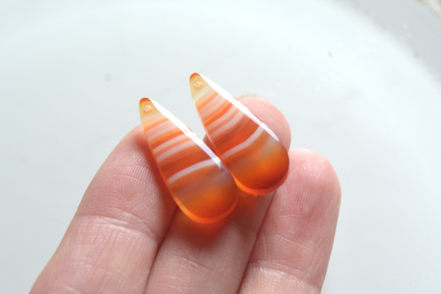 サードオニキス（紅縞瑪瑙）・ペア　穴あき【15】ルース・カボション（24×10mm）