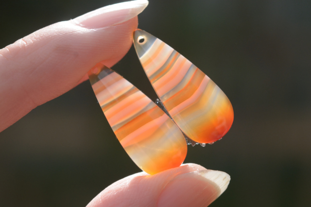 サードオニキス（紅縞瑪瑙）・ペア　穴あき【15】ルース・カボション（24×10mm）