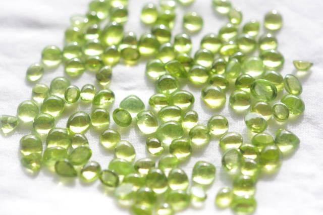 ペリドット・2石セット【17】天然石ルース・カボション（約7～約9mm　横：約5～約7mm　厚さ：約3.5～約5mm）