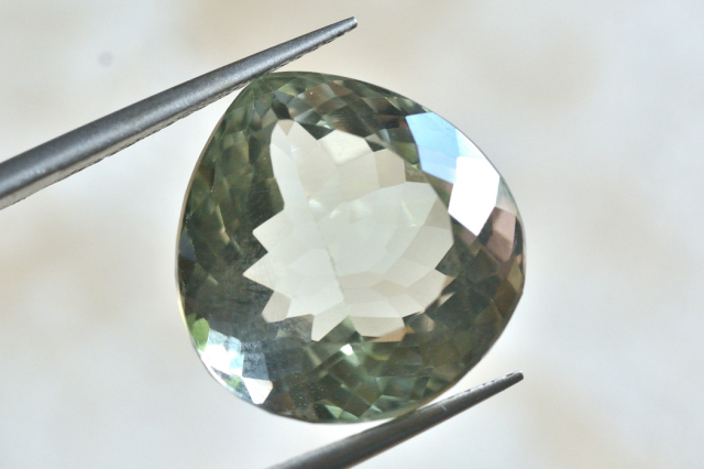 グリーンアメジスト（プラシオライト）【15】天然石ルース・カボション・ファセットカット（17.5×16.5mm）