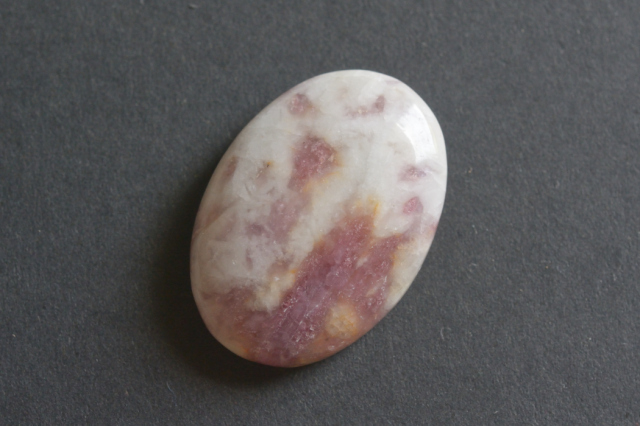 ピンクトルマリンインクォーツ【8】ルース・カボション（27×19.5mm）