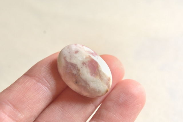 ピンクトルマリンインクォーツ【9】ルース・カボション（23.5×17mm）