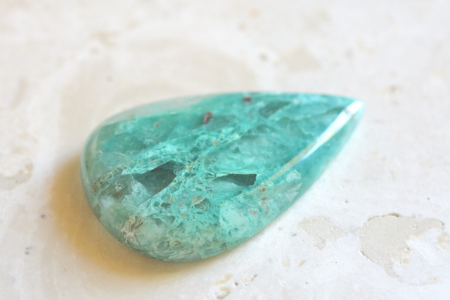 クォンタムクアトロシリカ【37】ルース・カボション（35.5×23.5mm）