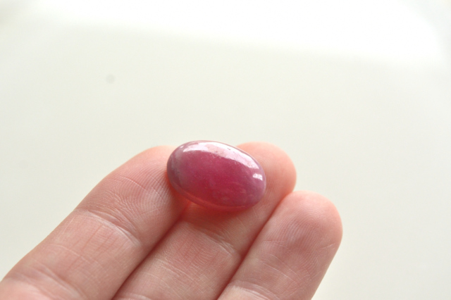 ルビー【8】天然石ルース・カボション（17.5×12.5mm）