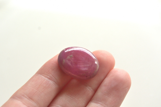 ルビー【9】天然石ルース・カボション（21×16.5mm）