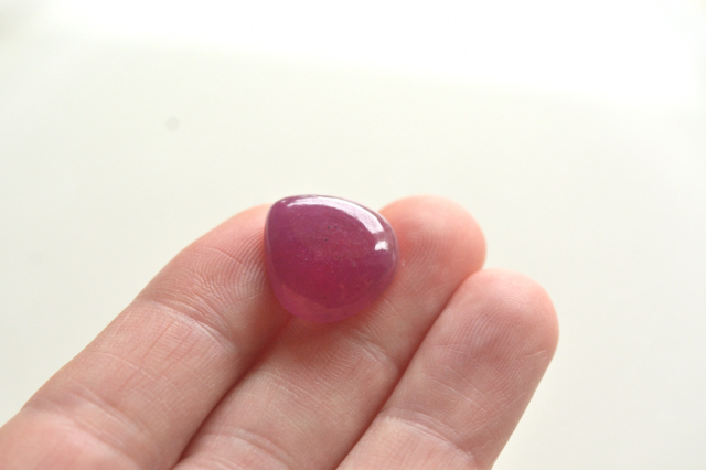 ルビー【10】天然石ルース・カボション（16×15.5mm）