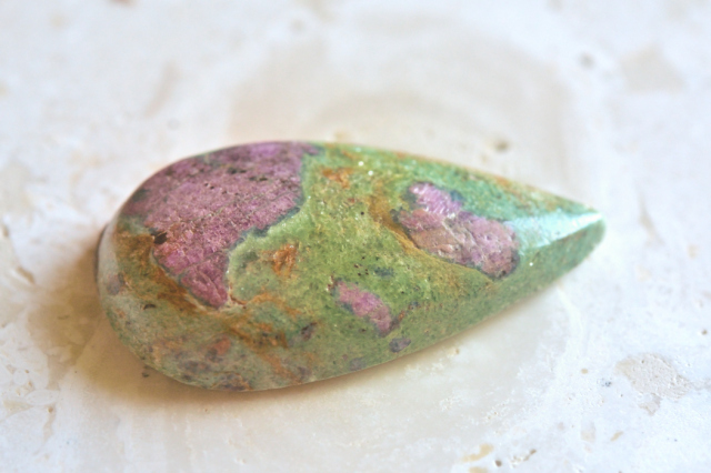 ルビーinフックサイト【16】天然石ルース・カボション（34×19.5mm）