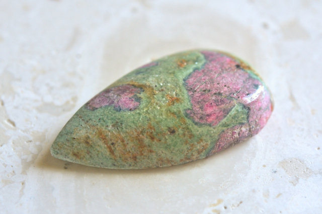 ルビーinフックサイト【16】天然石ルース・カボション（34×19.5mm）