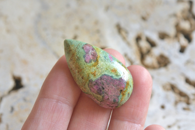 ルビーinフックサイト【16】天然石ルース・カボション（34×19.5mm）