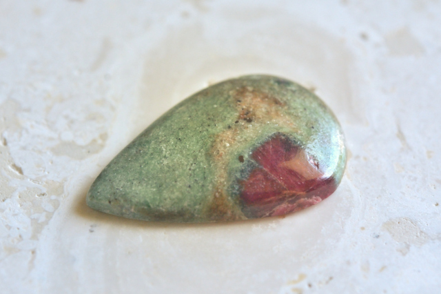 ルビーinフックサイト【19】天然石ルース・カボション（29.5×19.5mm）