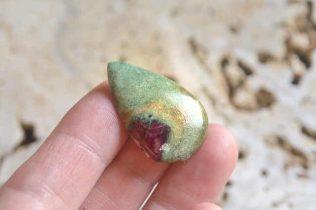 ルビーinフックサイト【19】天然石ルース・カボション（29.5×19.5mm）