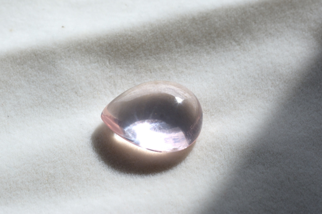 ディープローズクォーツ【18】ルース・カボション（26.5×18.5mm）