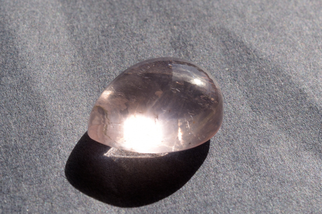 ディープローズクォーツ【20】ルース・カボション（24.5×19mm）