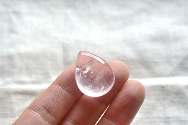 ディープローズクォーツ【20】ルース・カボション（24.5×19mm）