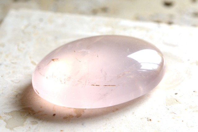 ローズクォーツ【25】ルース・カボション（46×34mm） 