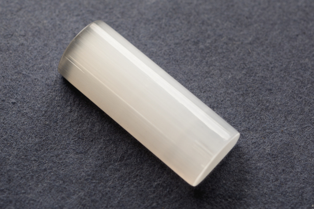 セレナイト【1】ルース・カボション（約35×13.5mm）