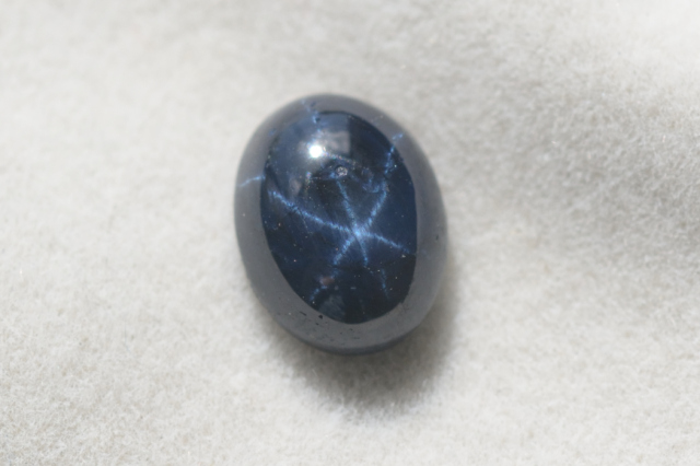 ブルースターサファイア【1】ルース・カボション（9×7mm）