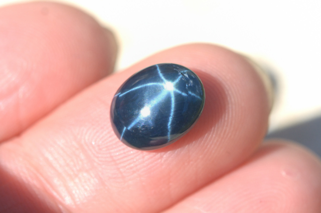ブルースターサファイア【23】ルース・カボション（9.5×8mm）