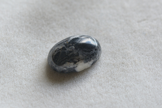 ホワイトバッファロー【4】（14×10.5mm）