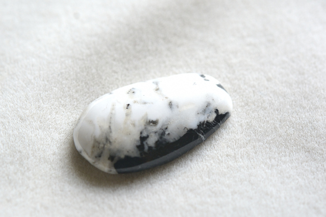 ホワイトバッファロー【15】（26×16.5mm）
