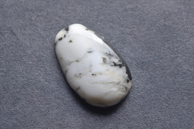 ホワイトバッファロー【15】（26×16.5mm）
