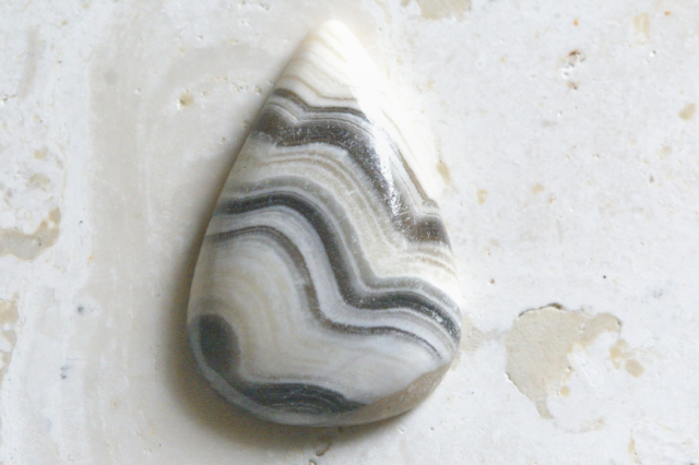 ゼブラカルサイト【1】ルース・カボション（34×23mm）