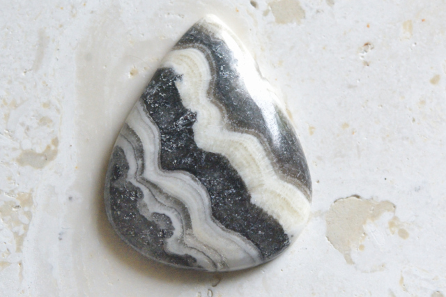 ゼブラカルサイト【3】ルース・カボション（35.5×28.5mm）