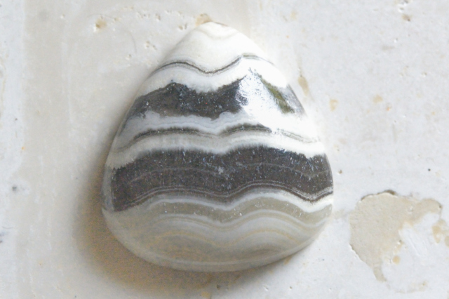 ゼブラカルサイト【4】ルース・カボション（26×24.5mm）