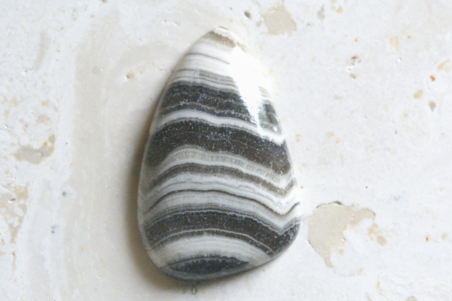 ゼブラカルサイト【8】ルース・カボション（37×23.5mm）