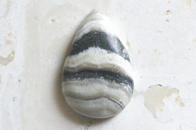 ゼブラカルサイト【9】ルース・カボション（31.5×20.5mm）