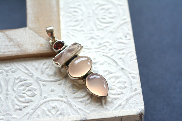 天然ピンクカルセドニー＆ローズクォーツ＆ガーネット【11】ネックレス・ペンダントトップ
