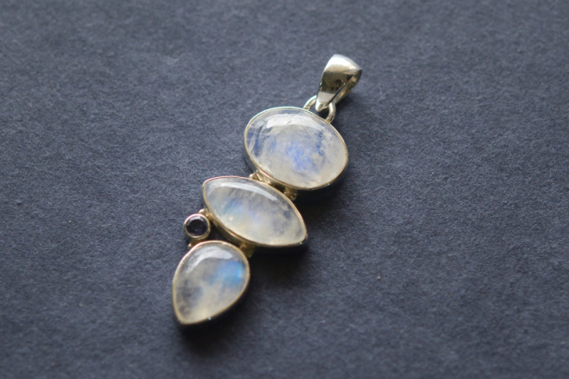 レインボームーンストーン＆アイオライト【18】ネックレス・ペンダントトップ