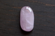 クンツァイト【10】天然石ルース・カボション（25×13mm）