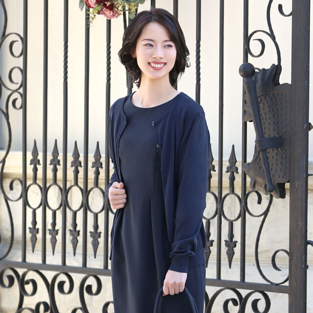 美品♡最新タグ 約8万円 美しい濃紺カーディガン 40 お受験や学校関係にも カーディガン レディース 濃紺 紺 長袖 クルーネック お受験スーツ用