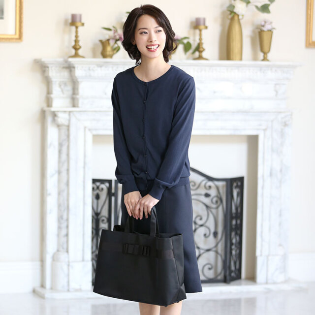 美品♡最新タグ 約8万円 美しい濃紺カーディガン 40 お受験や学校関係にも カーディガン レディース 濃紺 紺 長袖 クルーネック お受験スーツ用