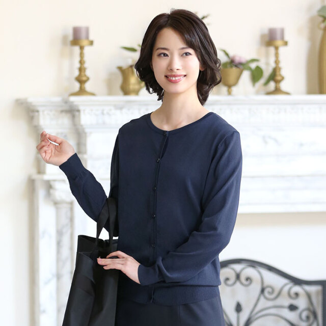 美品♡最新タグ 約8万円 美しい濃紺カーディガン 40 お受験や学校関係にも カーディガン レディース 濃紺 紺 長袖 クルーネック お受験スーツ用