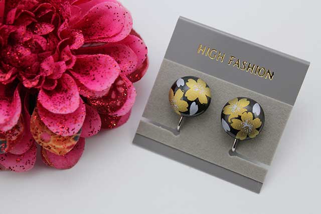 有田焼イヤリング 黒金桜紋様