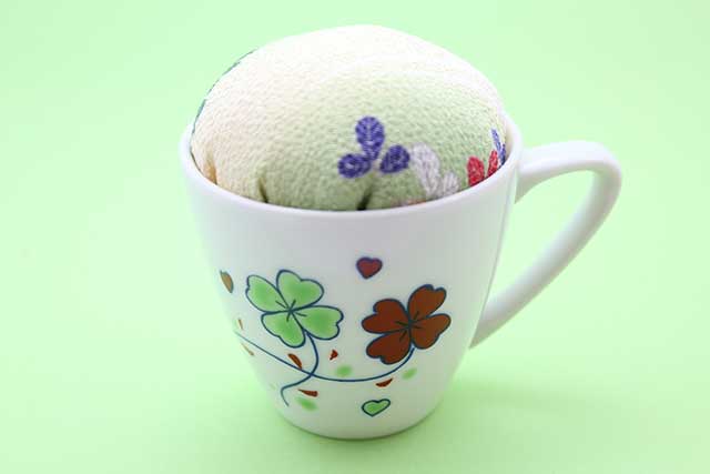 有田焼ティカップ型針山 クローバー