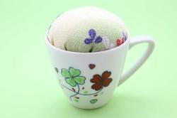 有田焼ティカップ型針山 クローバー