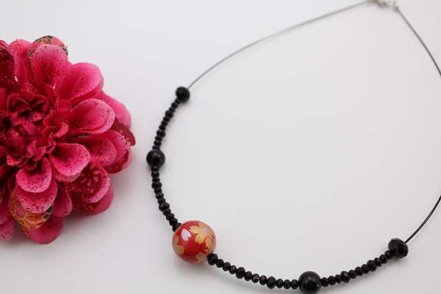 有田焼磁器玉天然石ペンダント(Arvo) 赤釉金彩桜オニキス