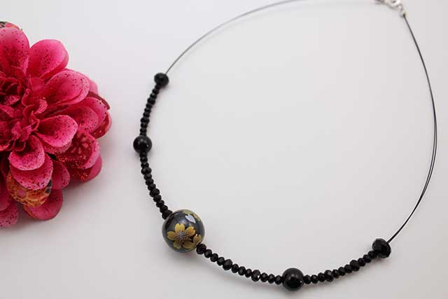 有田焼磁器玉天然石ペンダント(Arvo) 黒釉金彩桜オニキス