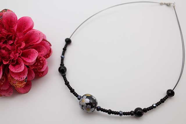 有田焼磁器玉天然石ペンダント(Arvo) 黒釉銀彩桜オニキス