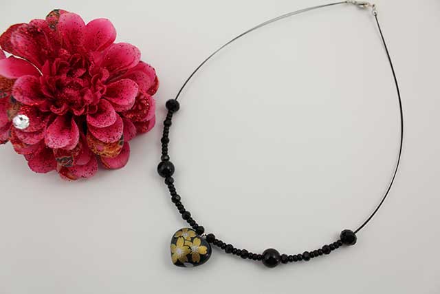 有田焼ハート天然石ペンダント(Arvo) 黒釉金彩桜紋様オニキス