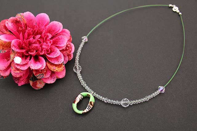 有田焼ひねり天然石ペンダント(Arvo) 流星ライトグリーン水晶