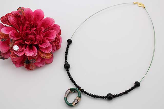 有田焼ひねり天然石ペンダント(Arvo) 流星グリーンオニキス