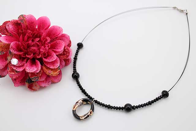 有田焼ひねり天然石ペンダント(Arvo) 流星ブラックオニキス