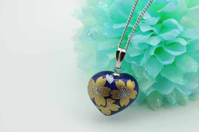 有田焼ハート型ペンダント るり金桜