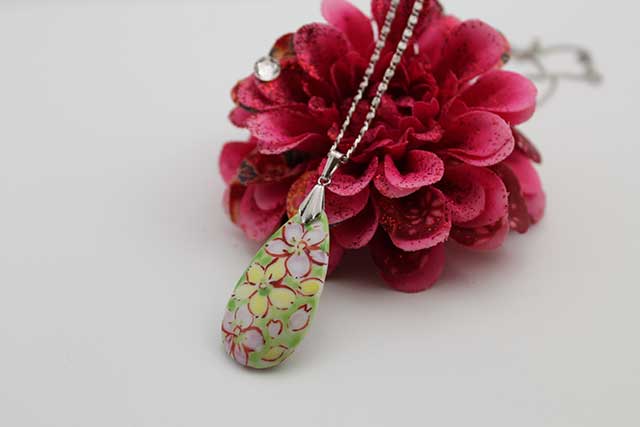 有田焼両面ペンダント 小  錦グリーン桜