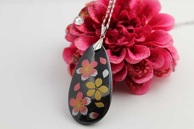 有田焼両面ペンダント 大  黒桜吹雪